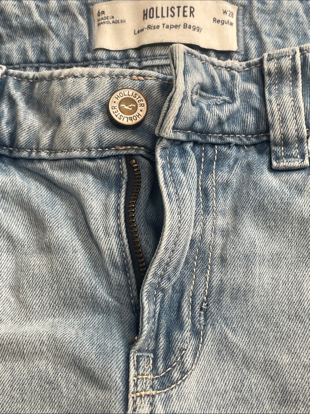 Hollister Light Wash Low-Rise Taper Baggy Jeans - Picture 3 of 3